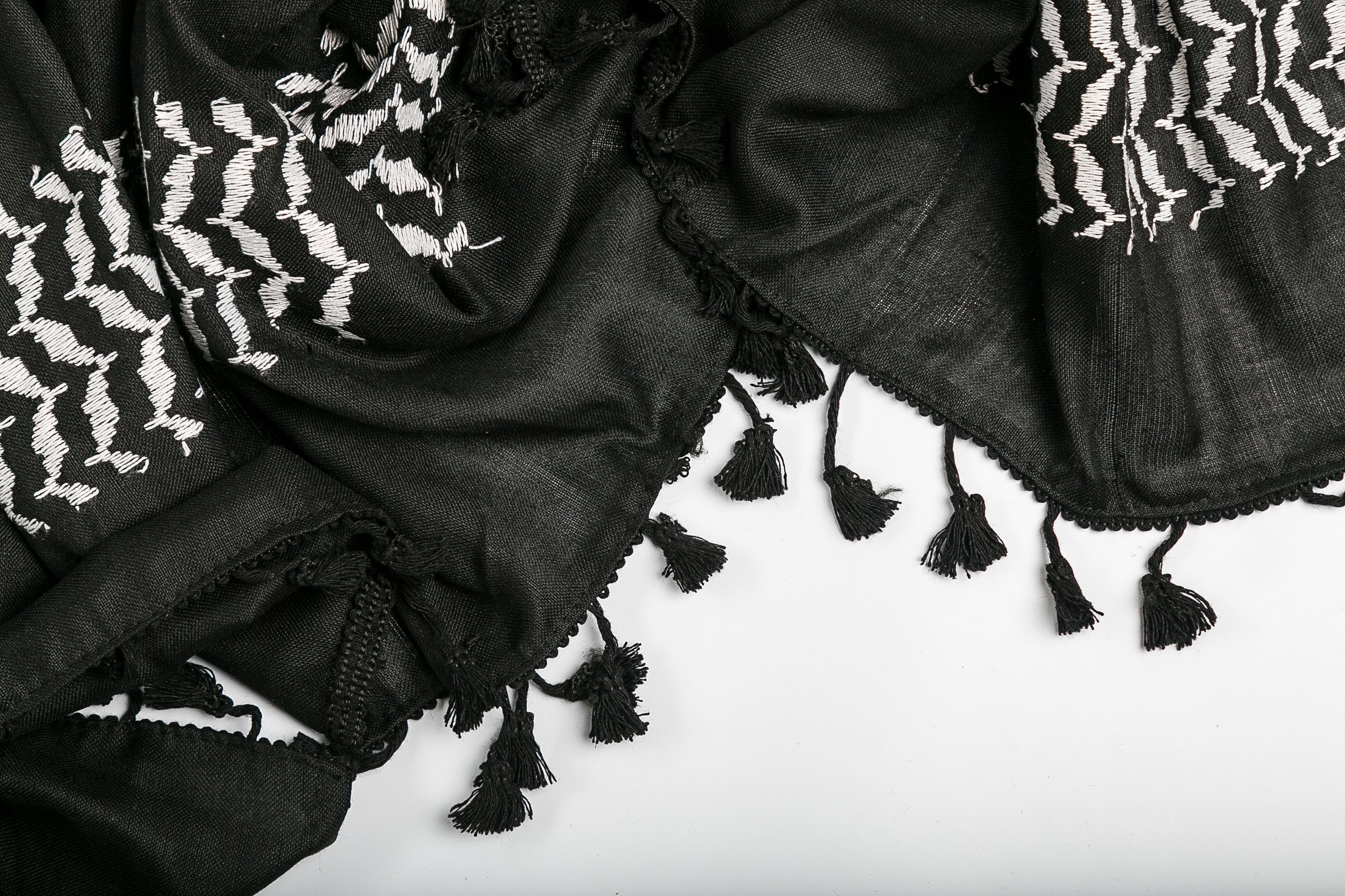 Inverted Black and White Hirbawi® Kufiya - Image 6
